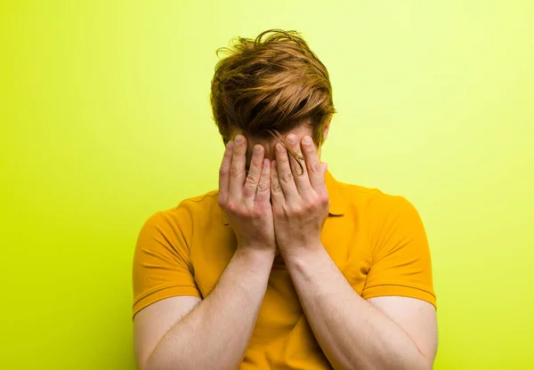 Jovem Homem Cabeça Vermelha Sentindo Triste Frustrado Nervoso Deprimido Cobrindo — Fotografia de Stock