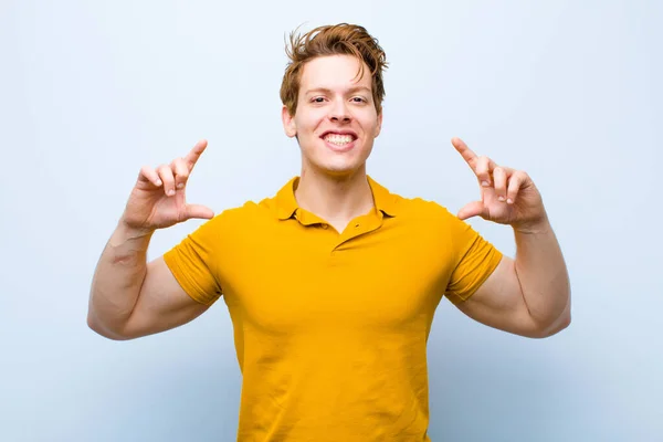 Jovem Homem Cabeça Vermelha Enquadrando Delinear Próprio Sorriso Com Duas — Fotografia de Stock