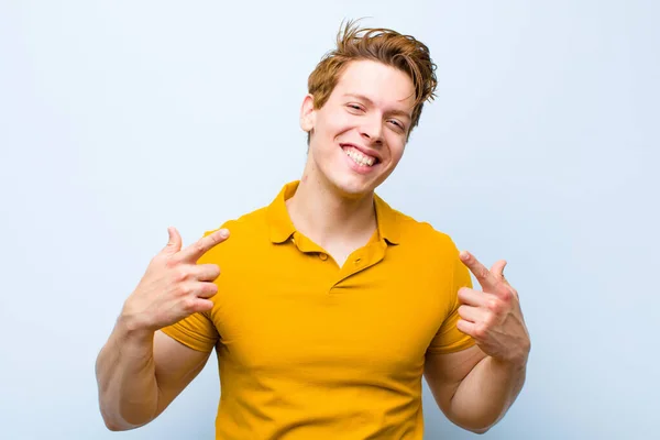 Jovem Homem Cabeça Vermelha Sorrindo Confiantemente Apontando Para Próprio Sorriso — Fotografia de Stock