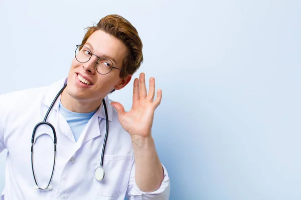 Junger Roter Chefarzt Lächelt Schaut Neugierig Zur Seite Lauscht Klatsch — Stockfoto