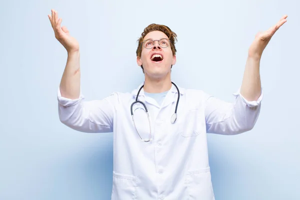 Joven Médico Cabecera Roja Sintiéndose Feliz Sorprendido Afortunado Sorprendido Celebrando —  Fotos de Stock