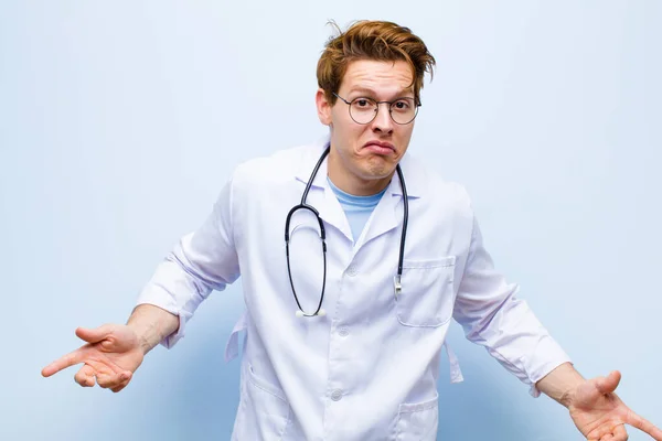Junger Roter Chefarzt Der Sich Ratlos Und Verwirrt Fühlt Keine — Stockfoto