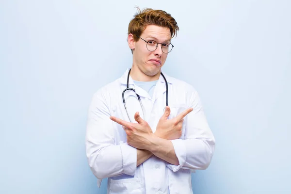Junger Roter Chefarzt Schaut Verwirrt Und Verwirrt Unsicher Und Zeigt — Stockfoto
