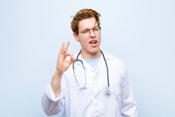 Jovem Médico Cabeça Vermelha Sentindo Bem Sucedido Satisfeito Sorrindo Com — Fotografia de Stock