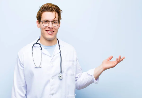 Ung Rød Hoved Læge Føler Sig Glad Overrasket Munter Smilende - Stock-foto