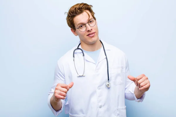 Mladý Červený Lékař Vypadá Hrdě Pozitivně Ležérně Ukazuje Hruď Oběma — Stock fotografie