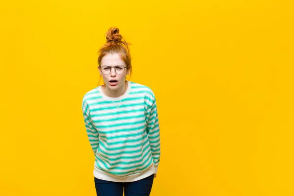 Jong Rood Hoofd Vrouw Kijken Geschokt Boos Geïrriteerd Teleurgesteld Open — Stockfoto