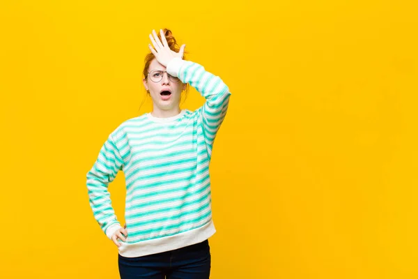 Young Red Head Woman Raising Palm Forehead Thinking Oops Making — ストック写真