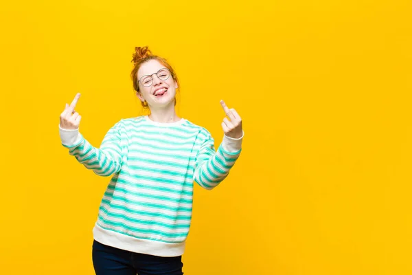 Jovem Cabeça Vermelha Mulher Sentindo Provocante Agressivo Obsceno Lançando Dedo — Fotografia de Stock