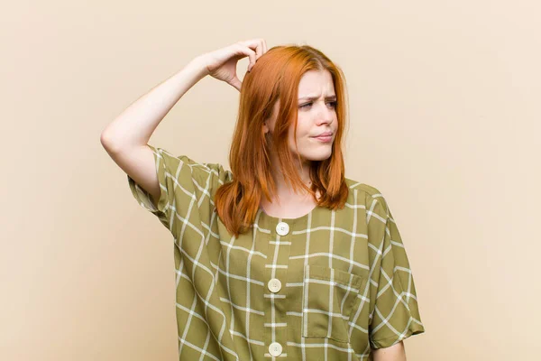 Young Red Head Pretty Woman Feeling Puzzled Confused Scratching Head — Stock Photo, Image