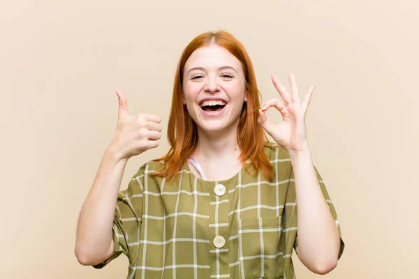 Junge Rote Kopf Hübsche Frau Glücklich Erstaunt Zufrieden Und Überrascht — Stockfoto