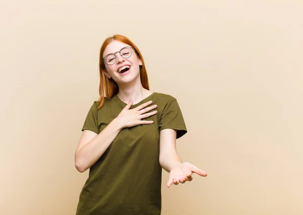 Ung Röd Huvud Vacker Kvinna Känner Sig Glad Och Kär — Stockfoto