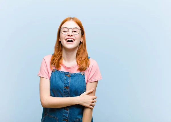 Junge Rothaarige Hübsche Frau Die Schüchtern Und Fröhlich Lacht Mit — Stockfoto