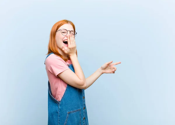 Giovane Rossa Bella Donna Testa Sentirsi Felice Scioccato Sorpreso Coprendo — Foto Stock