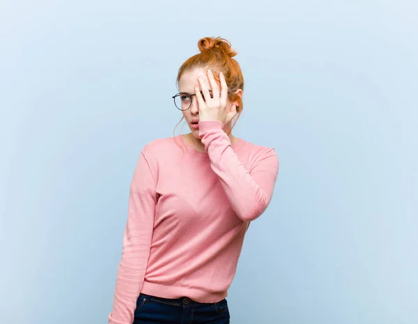 Giovane Rossa Bella Donna Sensazione Noia Frustrazione Sonnolenza Dopo Compito — Foto Stock