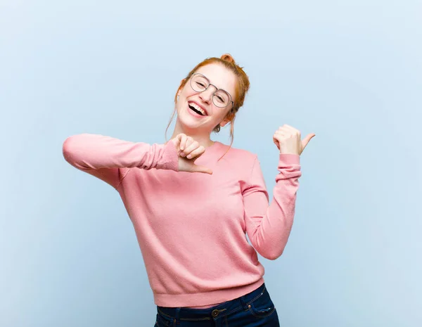 Jovem Cabeça Vermelha Mulher Bonita Sorrindo Alegremente Casualmente Apontando Para — Fotografia de Stock