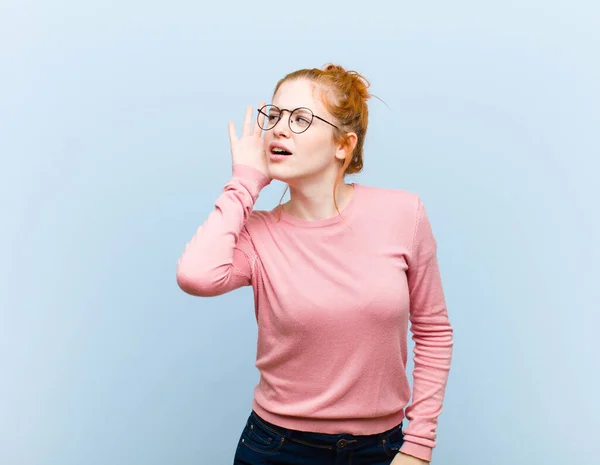 Giovane Rossa Bella Donna Con Aspetto Serio Curioso Ascolto Cercando — Foto Stock