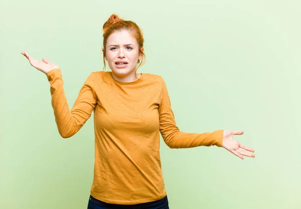 Junge Hübsche Rote Kopf Frau Die Verwirrt Verwirrt Und Gestresst — Stockfoto