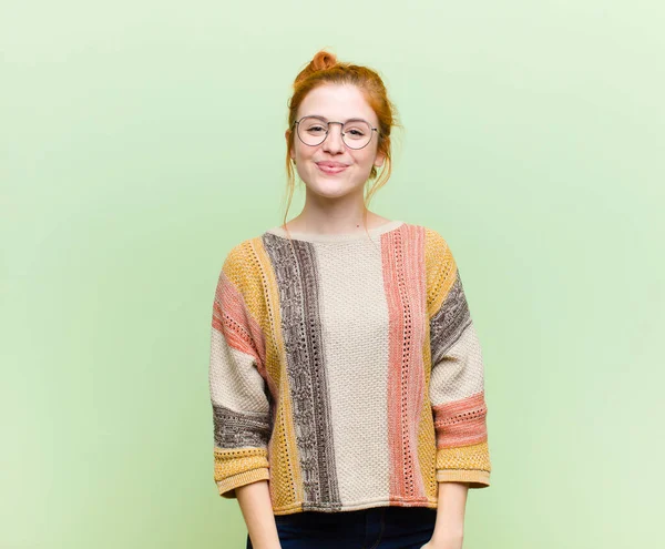 Jong Mooi Rood Hoofd Vrouw Glimlachen Positief Vol Vertrouwen Zoek — Stockfoto