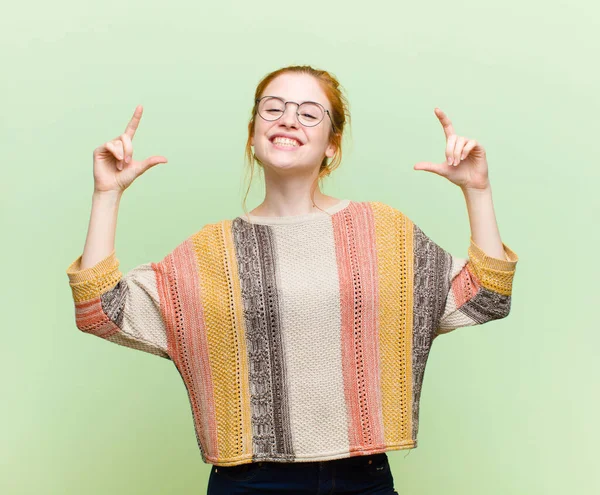 Jovem Bonita Mulher Cabeça Vermelha Enquadrando Delinear Próprio Sorriso Com — Fotografia de Stock