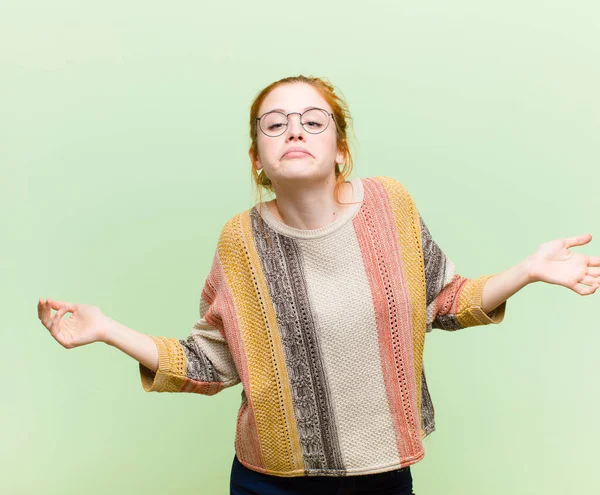 Junge Hübsche Rote Kopf Frau Fühlt Sich Ratlos Und Verwirrt — Stockfoto