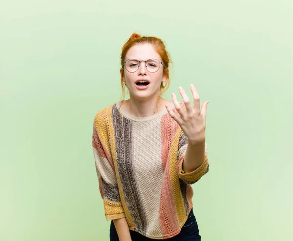 Giovane Bella Donna Testa Rossa Guardando Arrabbiato Infastidito Frustrato Urlando — Foto Stock