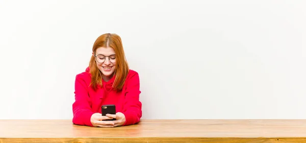 Giovane Testa Rossa Bella Donna Davanti Tavolo Legno Con Telefono — Foto Stock