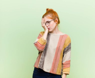 Genç, güzel, kızıl saçlı bir kadın yorgun, sıkıcı ve sıkıcı bir görevin ardından sıkılmış ve uykulu hissediyor.