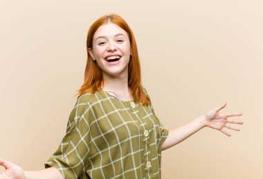 Genç kızıl saçlı güzel kadın mutlu, kibirli, gururlu ve kendini beğenmiş görünüyor. Kendini bir numara gibi hissediyor.