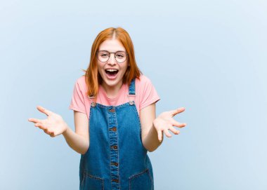 Genç kızıl saçlı, güzel bir kadın kendini mutlu, şaşkın, şanslı ve şaşırmış hissediyor. İnanılmaz!