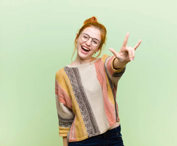 Genç Güzel Kızıl Saçlı Kadın Mutlu Eğlenceli Kendinden Emin Pozitif — Stok fotoğraf