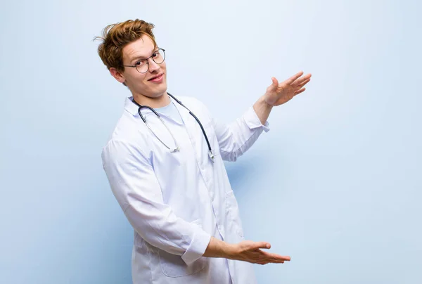 Jovem Médico Cabeça Vermelha Segurando Objeto Com Ambas Mãos Espaço — Fotografia de Stock