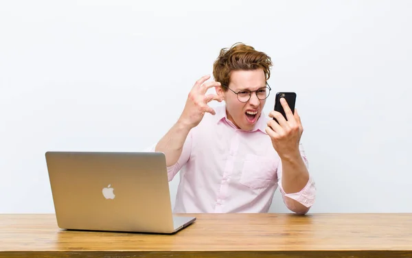 Jonge Roodharige Zakenman Werken Zijn Bureau Met Een Monile Telefoon — Stockfoto