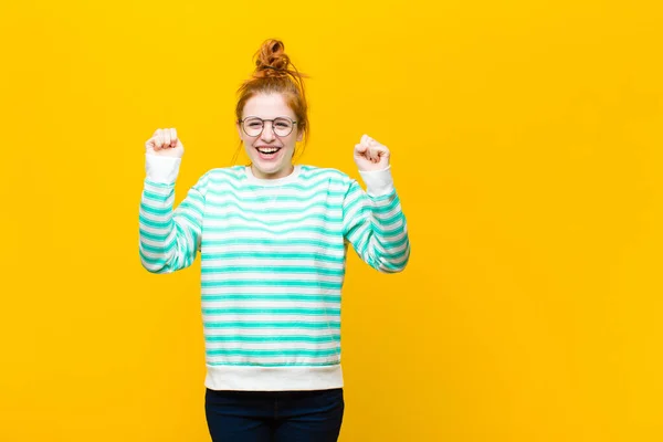 Junge Rote Kopf Frau Fühlt Sich Glücklich Überrascht Und Stolz — Stockfoto