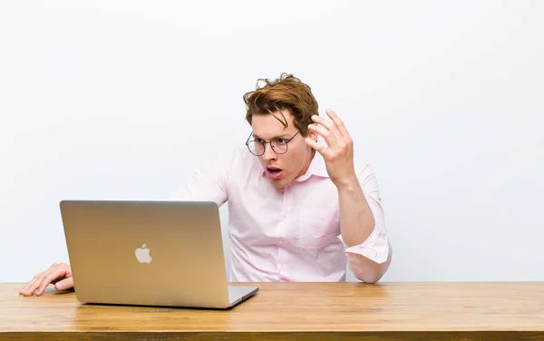 Junger Geschäftsmann Mit Rotem Kopf Arbeitet Seinem Schreibtisch — Stockfoto