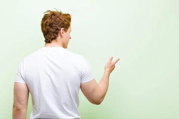 Joven Cabeza Roja Hombre Guapo Pie Apuntando Objeto Espacio Copia — Foto de Stock