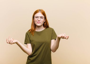 Genç kızıl saçlı, güzel bir kadın, kafası karışık ve bihaber, hangi seçeneği seçeceğinden emin değil, merak ediyor.