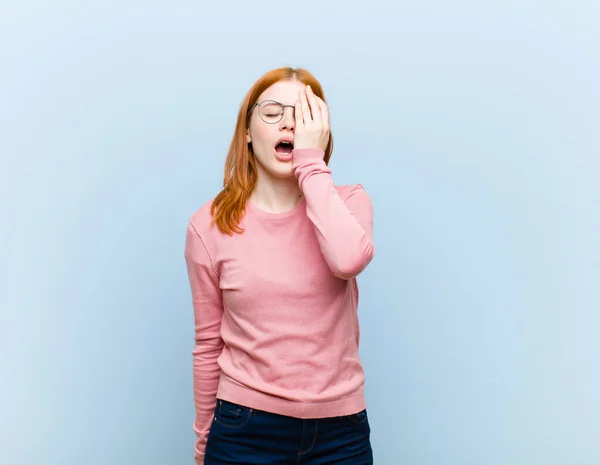 Ung Röd Huvud Vacker Kvinna Ser Sömnig Uttråkad Och Gäspning — Stockfoto