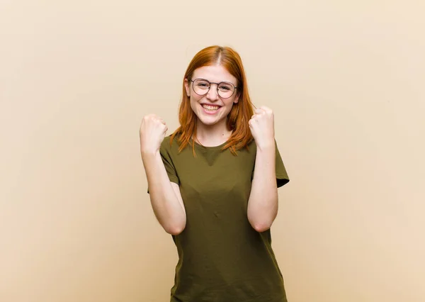 Jovem Ruiva Mulher Bonita Cabeça Gritando Triunfalmente Rindo Sentindo Feliz — Fotografia de Stock