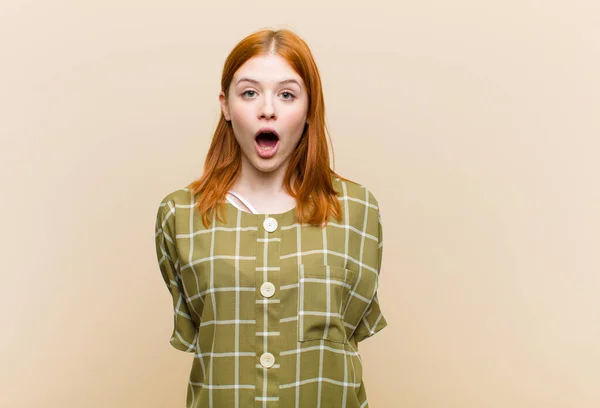 Junge Rote Kopf Hübsche Frau Sieht Sehr Schockiert Oder Überrascht — Stockfoto