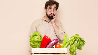 Yeşilci adam sıkılmış, hayal kırıklığına uğramış ve uykulu hissediyor. Yorucu, sıkıcı ve can sıkıcı bir işin ardından, el ele tutuşarak