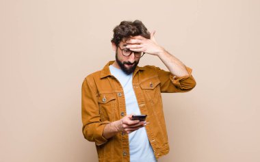 Genç havalı adam akıllı telefonunu kullanıyor.