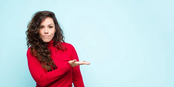 Joven Bonita Mujer Sonriendo Alegremente Sintiéndose Feliz Mostrando Concepto Espacio —  Fotos de Stock