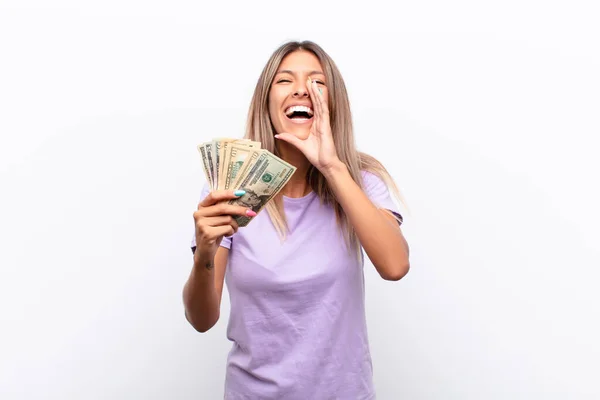 Joven Bonita Mujer Con Actitud Alegre Despreocupada Rebelde Bromeando Sacando — Foto de Stock