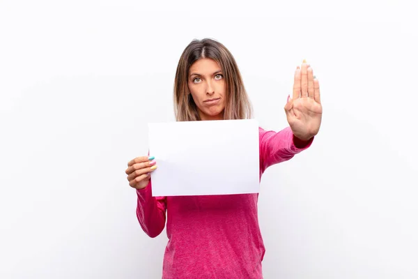 Junge Hübsche Frau Die Ernst Streng Unzufrieden Und Wütend Aussieht — Stockfoto