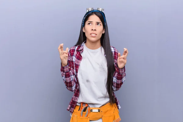 Young Latin Woman Crossing Fingers Anxiously Hoping Good Luck Worried — Stock Photo, Image