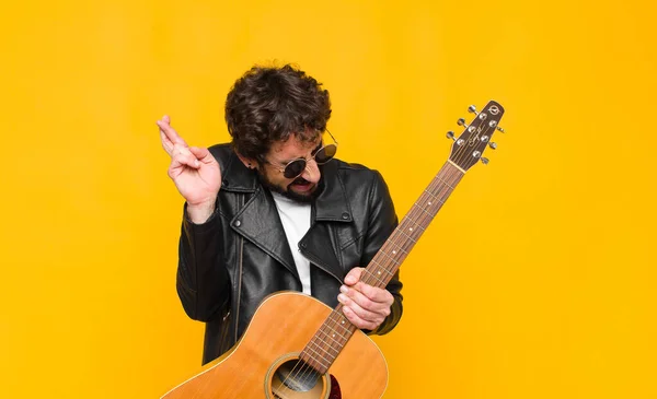 Jovem Músico Sentindo Nervoso Esperançoso Cruzando Dedos Orando Esperando Boa — Fotografia de Stock