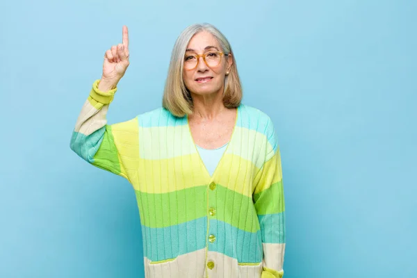 Mujer Bonita Tercera Edad Mediana Edad Sonriendo Alegre Felizmente Apuntando —  Fotos de Stock