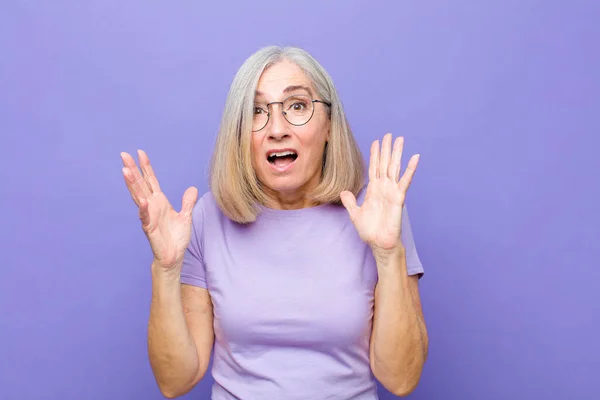 Senior Middle Age Pretty Woman Looking Shocked Astonished Jaw Dropped — Stock Photo, Image