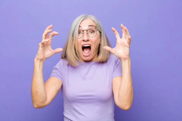 Senior Middelbare Leeftijd Mooie Vrouw Schreeuwen Met Handen Omhoog Lucht — Stockfoto